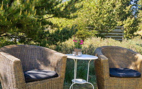 Inga - 1.3Km from the Sea: Möbel, Gartenmöbel, Stuhl, Tabelle, Tisch Im Freien, Wicker, Garten, Kaffetisch, Schatten, Terrasse