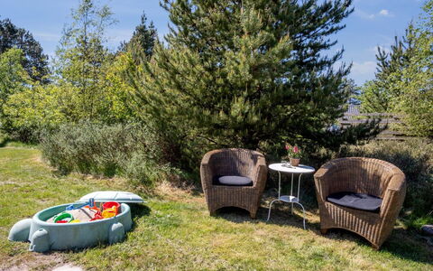 Inga - 1.3Km from the Sea: Möbel, Strauch, Garten, Gartenmöbel, Stuhl, Rasen, Landscaping, Garten, Hinterhof