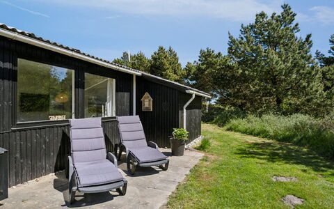 Inga - 1.3Km from the Sea: Strauch, Grundstueck, Hütte, Schatten, Landscaping, Hinterhof, Garten, Garten, Rasen, Gartenbauten