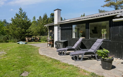 Inga - 1.3Km from the Sea: Strauch, Grundstueck, Zuhause, Hütte, Garten, Schatten, Hinterhof, Garten, Landscaping, Gartenbauten