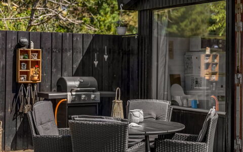 Inga - 1.3Km from the Sea: Möbel, Gartenmöbel, Stuhl, Garten, Blumentopf, Gartenbauten, Hinterhof, Outdoor Struktur, Terrasse, Tisch Im Freien