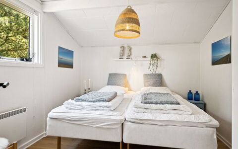 Inga - 1.3Km from the Sea: Schlafzimmer, Bett, Holz, Interior Design, Bedding, Bettdecke, Fussboden, Möbel, Flooring, Decke