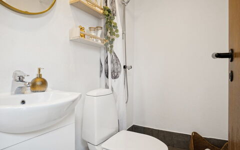 Inga - 1.3Km from the Sea: Toilleten Sitz, Interior Design, Flooring, Armatur, Toilette, Fussboden, Badezimmer, Beleuchtung, Zimmer, Zuhause
