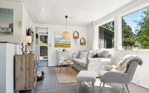 Inga - 1.3Km from the Sea: Wand, Interior Design, Möbel, Holz, Couch, Wohnzimmer, Flooring, Zuhause, Decke, Fussboden