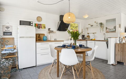Inga - 1.3Km from the Sea: Möbel, Interior Design, Flooring, Holz, Stuhl, Decke, Küche & Esszimmer Tisch, Zimmer, Fussboden, Esszimmer