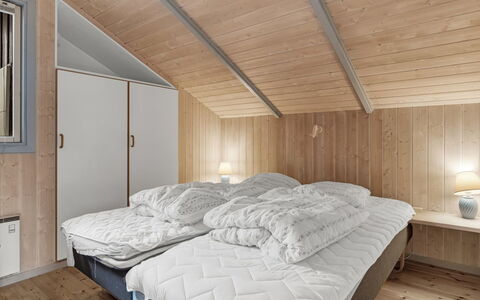 Vivan - 3.8Km from the Sea: Schlafzimmer, Decke, Zuhause, Linens, Bett, Bettdecke, Bedding, Bettrahmen, Hartholz, Dachboden