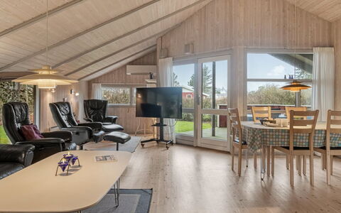 Vivan - 3.8Km from the Sea: Holz, Decke, Interior Design, Zuhause, Hütte, Zimmer, Holzboden, Wohnzimmer, Hartholz, Couch