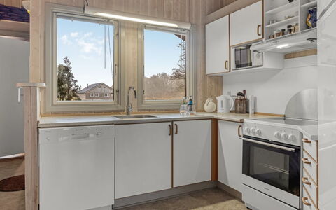 Vivan - 3.8Km from the Sea: Küche, Küchengerät, Holz, Major Appliance, Countertop, Cabinetry, Interior Design, Flooring, Zimmer, Haushaltsgerät