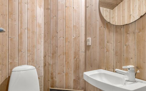Vivan - 3.8Km from the Sea: Wand, Holz, Flooring, Armatur, Fussboden, Interior Design, Badezimmer, Zimmer, Decke, Planke