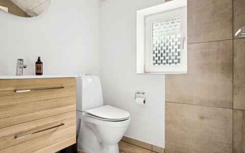 Botulf - 3.8Km from the Sea: Toilleten Sitz, Toilette, Badezimmer, Flooring, Armatur, Fussboden, Interior Design, Badezimmerschrank, Installation, Fliese