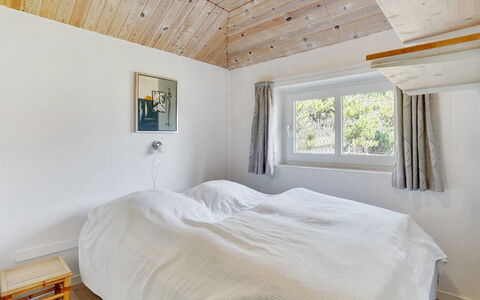 Botulf - 3.8Km from the Sea: Schlafzimmer, Interior Design, Wand, Fussboden, Holz, Decke, Bett, Flooring, Bettdecke, Bedding