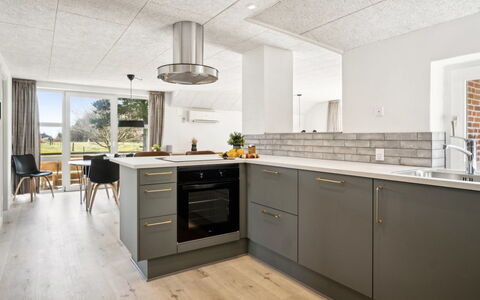 Botulf - 3.8Km from the Sea: Flooring, Küche, Countertop, Holz, Cabinetry, Interior Design, Möbel, Fussboden, Decke, Küchengerät