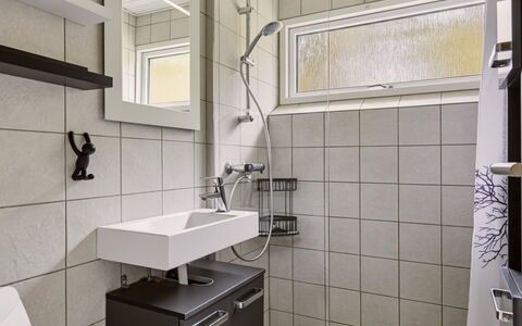 Bogatin - 1Km from the Sea: Armatur, Badezimmer, Flooring, Wand, Interior Design, Sinken, Fussboden, Zapfhahn, Bad Sink, Installation