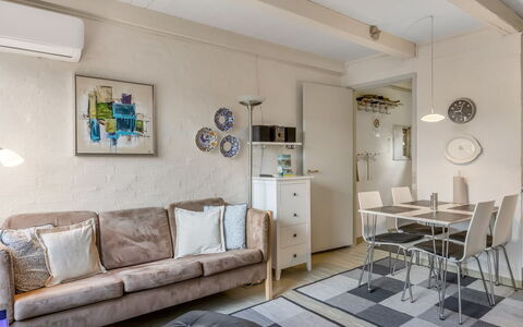 Volmer - 3.9Km from the Sea: Möbel, Interior Design, Flooring, Couch, Fussboden, Wand, Zimmer, Decke, Holz, Wohnzimmer