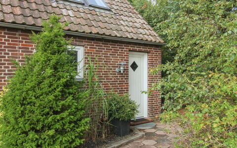 Volmer - 3.9Km from the Sea: Dach, Haus, Zuhause, Hütte, Tür, Abstellgleis, Estate, Rasen, Garten, Veranda