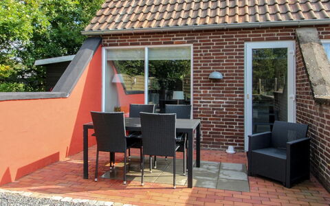 Volmer - 3.9Km from the Sea: Dach, Haus, Zuhause, Hütte, Tür, Abstellgleis, Estate, Rasen, Garten, Veranda