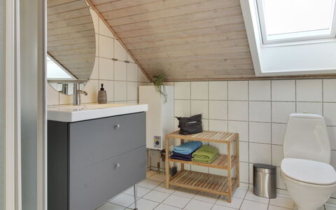 Bosse - 2.3Km from the Sea: Flooring, Armatur, Fussboden, Interior Design, Holz, Sinken, Badezimmer, Zapfhahn, Badezimmerschrank, Bad Sink