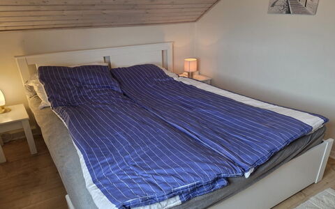 Aappo - 2.3Km from the Sea: Holz, Schlafzimmer, Flooring, Bett, Fussboden, Linens, Bedding, Möbel, Bettrahmen, Bettdecke