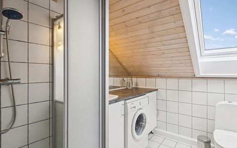 Aappo - 2.3Km from the Sea: Flooring, Fussboden, Armatur, Interior Design, Decke, Installation, Zimmer, Zapfhahn, Fliese, Badezimmer