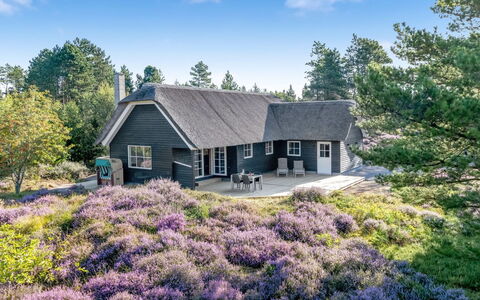 Thorulf - 3.5Km from the Sea: Dachdecken, Hütte, Haus, Dach, Zuhause, Bauernhaus, Hütte, Estate, Dorf