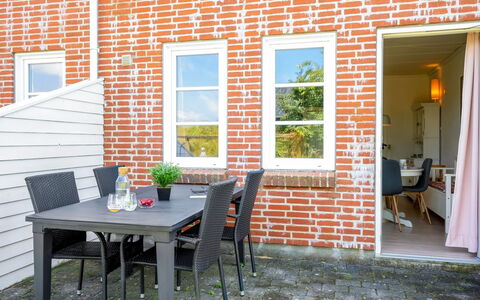 Hansia: Strauch, Urban Design, Ground, Backstein, Wohnung, Estate, Mauerwerk, Balkon, Landscaping