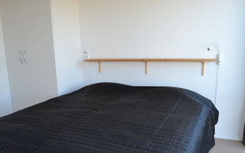 Elinora - 100M from the Sea: Holz, Schlafzimmer, Möbel, Bett, Fussboden, Flooring, Interior Design, Bedding, Linens, Bettdecke