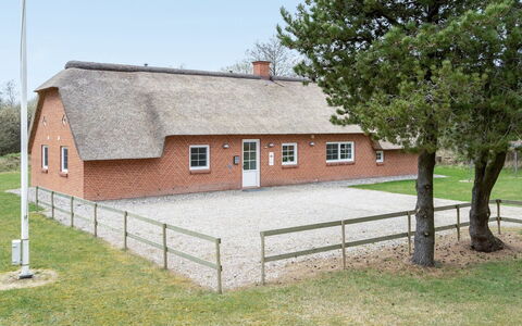 Ferhat - 2.9Km from the Sea: Dach, Haus, Grundstueck, Zuhause, Hütte, Estate, Gartenbauten, Schatten, Blockhaus, Landscaping