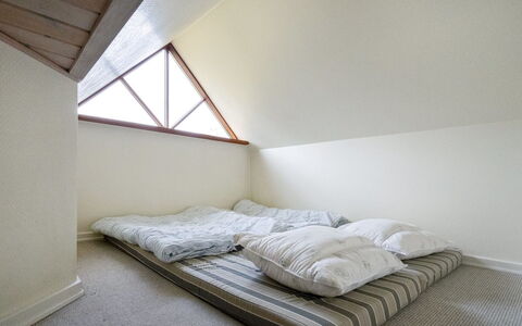 Amundi - 3.8Km from the Sea: Holz, Fussboden, Interior Design, Flooring, Decke, Schlafzimmer, Zimmer, Beleuchtung, Bett, Dachboden