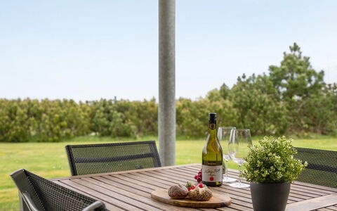 Amundi - 3.8Km from the Sea: Möbel, Gartenmöbel, Tisch Im Freien, Stuhl, Tabelle, Schatten, Garten, Terrasse, Küche & Esszimmer Tisch, Landscaping