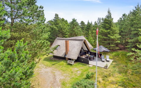 Magga - 3.2Km from the Sea: Gebäude, Haus, Fenster, Zuhause, Dach, Wohngebiet, Strauch, Hütte, Grundstueck
