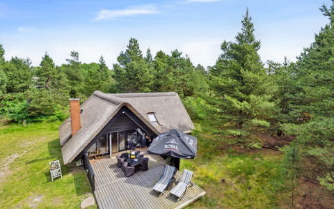 Magga - 3.2Km from the Sea: Gebäude, Haus, Fenster, Zuhause, Dach, Wohngebiet, Strauch, Hütte, Grundstueck