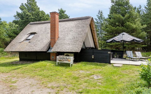 Magga - 3.2Km from the Sea: Gebäude, Haus, Fenster, Zuhause, Dach, Wohngebiet, Strauch, Hütte, Grundstueck