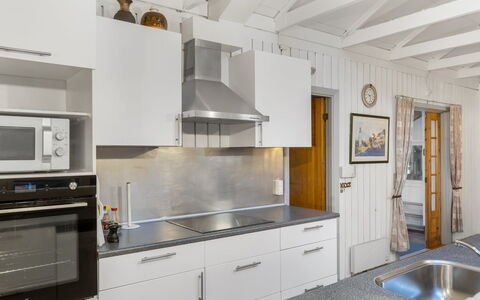 Niyazi - 3.1Km from the Sea: Küche, Countertop, Küchengerät, Flooring, Cabinetry, Interior Design, Major Appliance, Holz, Decke, Haushaltsgerät
