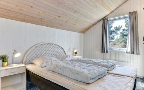 Niyazi - 3.1Km from the Sea: Schlafzimmer, Bett, Holz, Decke, Interior Design, Bettdecke, Bedding, Möbel, Zuhause, Bettrahmen