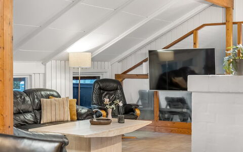 Niyazi - 3.1Km from the Sea: Möbel, Interior Design, Flooring, Couch, Holz, Decke, Fussboden, Wohnzimmer, Beleuchtung, Zimmer