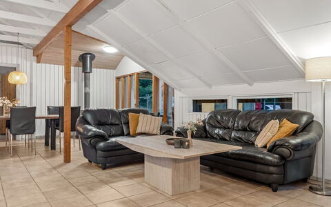 Niyazi - 3.1Km from the Sea: Flooring, Möbel, Interior Design, Couch, Fussboden, Holz, Decke, Wohnzimmer, Beleuchtung, Zimmer