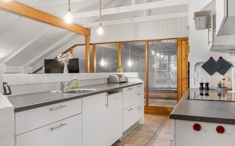 Niyazi - 3.1Km from the Sea: Küche, Countertop, Flooring, Interior Design, Decke, Holz, Cabinetry, Fussboden, Küchengerät, Major Appliance