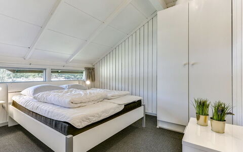 Niyazi - 3.1Km from the Sea: Decke, Interior Design, Flooring, Fussboden, Schlafzimmer, Zimmer, Bett, Bettrahmen, Bedding, Bettdecke