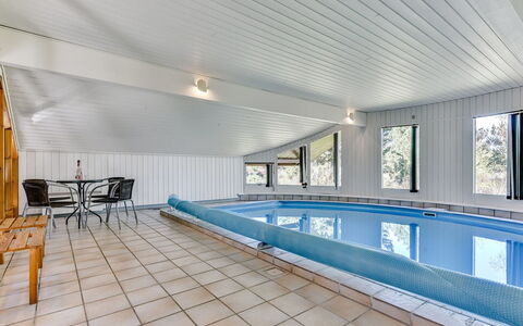 Niyazi - 3.1Km from the Sea: Flooring, Decke, Fussboden, Interior Design, Schwimmbad, Verbundwerkstoff, Resort, Hartholz, Schatten, Estate