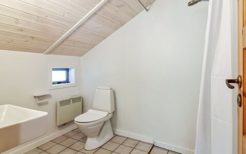 Niyazi - 3.1Km from the Sea: Flooring, Armatur, Fussboden, Decke, Badezimmer, Interior Design, Toilette, Installation, Zapfhahn, Sinken