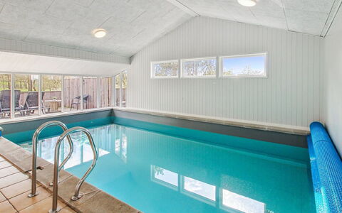 Tora - 3Km from the Sea: Flooring, Decke, Fussboden, Schwimmbad, Resort, Design, Hotel, Hartholz, Holzbeize, Eco Hotel