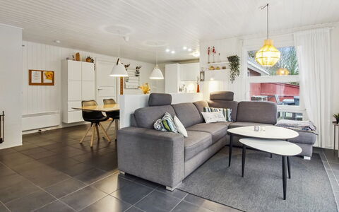 Tora - 3Km from the Sea: Möbel, Interior Design, Flooring, Couch, Holz, Decke, Wohnzimmer, Fussboden, Zuhause, Beleuchtung