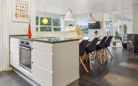 Tora - 3Km from the Sea: Flooring, Interior Design, Möbel, Küche, Holz, Fussboden, Decke, Countertop, Holzboden, Cabinetry