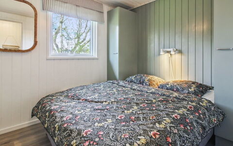 Tora - 3Km from the Sea: Holz, Schlafzimmer, Interior Design, Flooring, Decke, Fussboden, Bett, Möbel, Bettdecke, Bedding