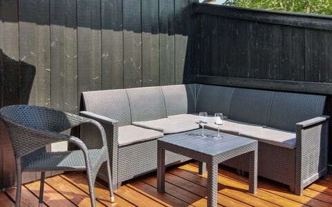 Tora - 3Km from the Sea: Holz, Gartenmöbel, Tisch Im Freien, Hartholz, Deck, Holzbeize, Terrasse, Garten, Natürliches Material, Planke