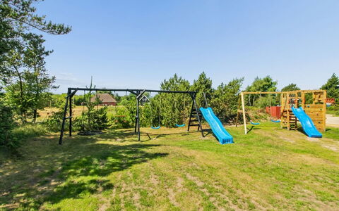 Tora - 3Km from the Sea: Blau, Spielplatz Rutsche, Schatten, Spielmittel, Garten, Rasen, Park, Spielplatz, Landscaping, Rutsche
