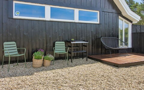 Tora - 3Km from the Sea: Holz, Planke, Hartholz, Holzbeize, Gartenmöbel, Schatten, Garten, Abstellgleis