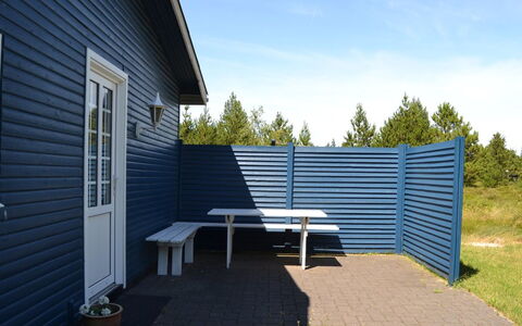 Redward - 1Km from the Sea: Blau, Abstellgleis, Schatten, Gartenmöbel, Hinterhof, Garten, Hartholz, Planke, Rasen, Design