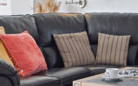 Langsom - 100M from the Sea: Möbel, Couch, Wohnzimmer, Interior Design, Komfort, Kissen, Dekokissen, Leder, Kissen