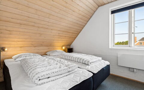 Langsom - 100M from the Sea: Holz, Schlafzimmer, Hartholz, Daylighting, Bett, Bedding, Holzbeize, Bettrahmen, Dachboden, Planke